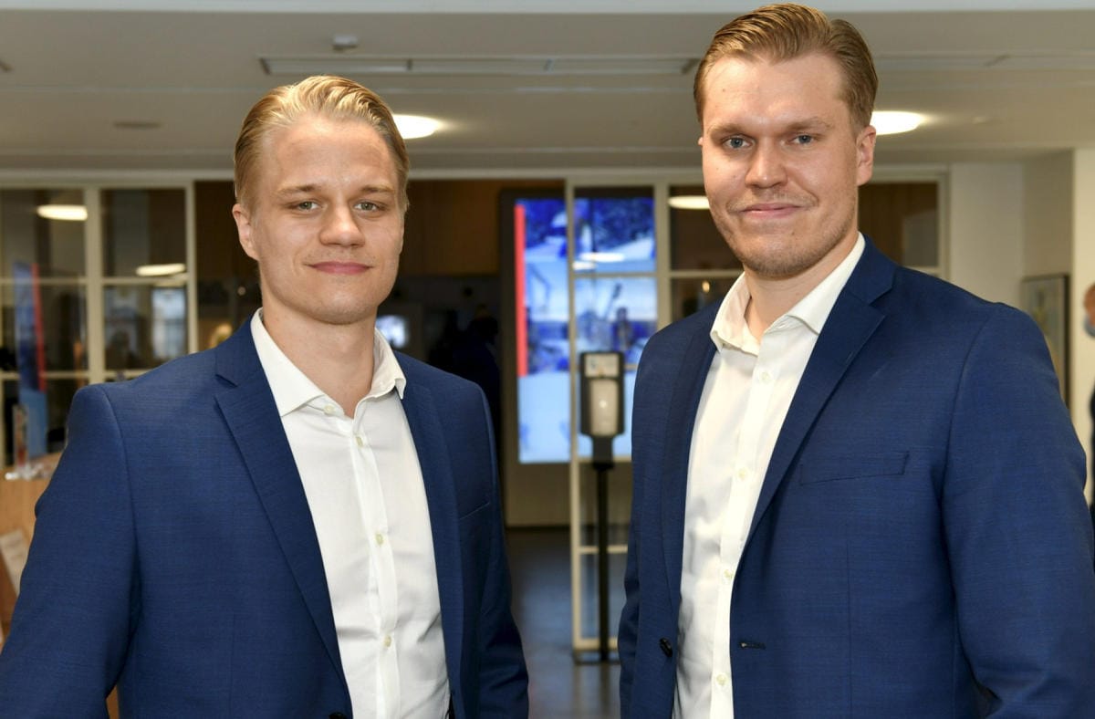 Maalivahdit Joonas Kaltiainen ja Lassi Toriseva salibandymaajoukkueen mediatilaisuudessa Helsingissä. LEHTIKUVA / Heikki Saukkomaa