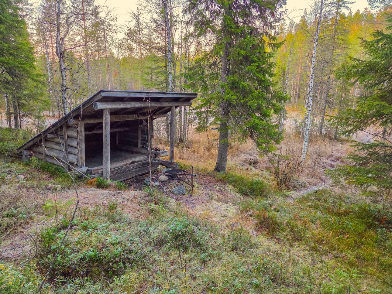 Poussuojan laavun polttopuuhuolto on lopetettu ja Metsähallitus aikoo luopua laavusta.