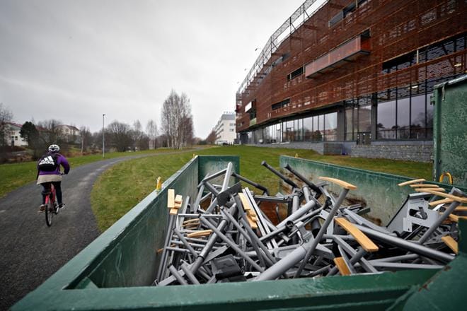 Framin edustalla on lojunut kasoittain rikkinäisiä toimistokalusteita roskalavalla.KUVA: TOMI KOSONEN
