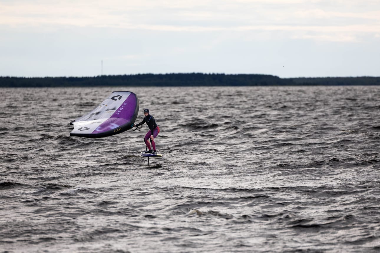 Wingfoilauksessa voi surffata aallon voimalla tai tuulen voimalla.