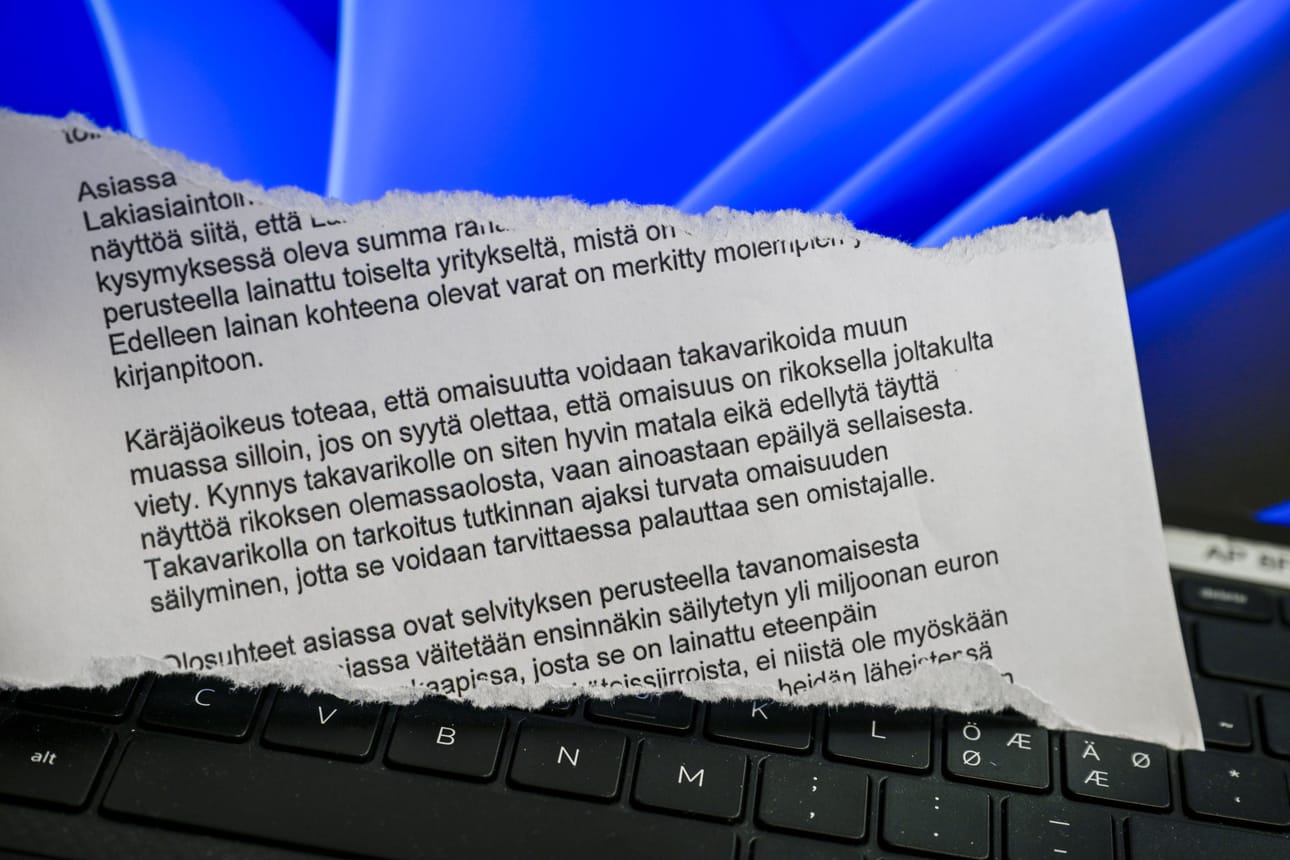 Virolaisliikemiestä ja suomalaismiljonääriä epäillään törkeistä talousrikoksista, ja poliisi takavarikoi yli miljoonan euron edestä suomalaisen pörssiyhtiön osakkeita.