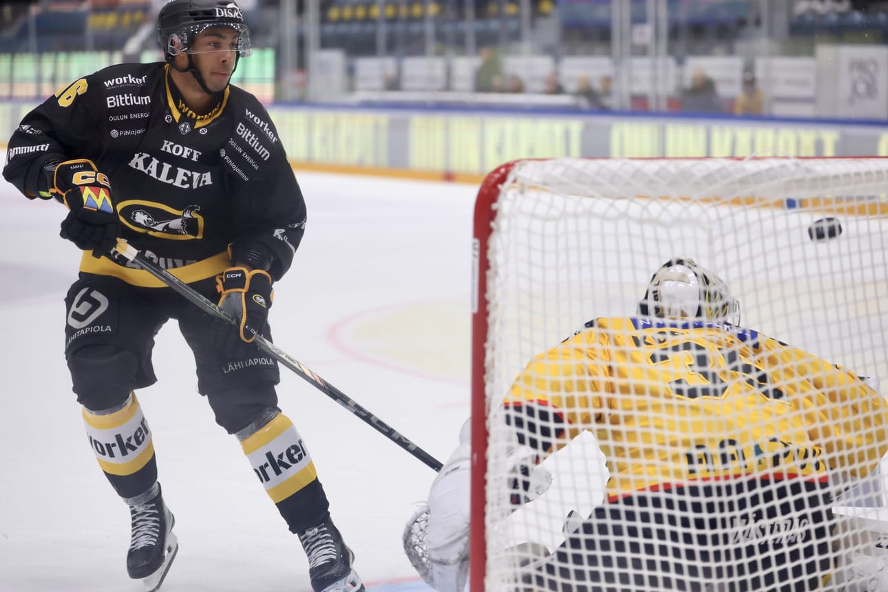 Kärppien Andreas Okany jallitti voittomaalikisassa KalPan Rasmus Korhosen kahdesti.