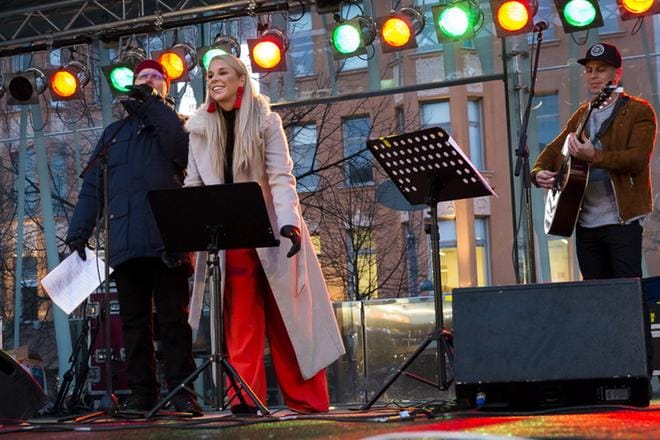 Tapahtuman juontaja Jukka Nieminen toivotti lavalle Krista Siegfridsin. KUVA: JOHAN HAGSTRÖM