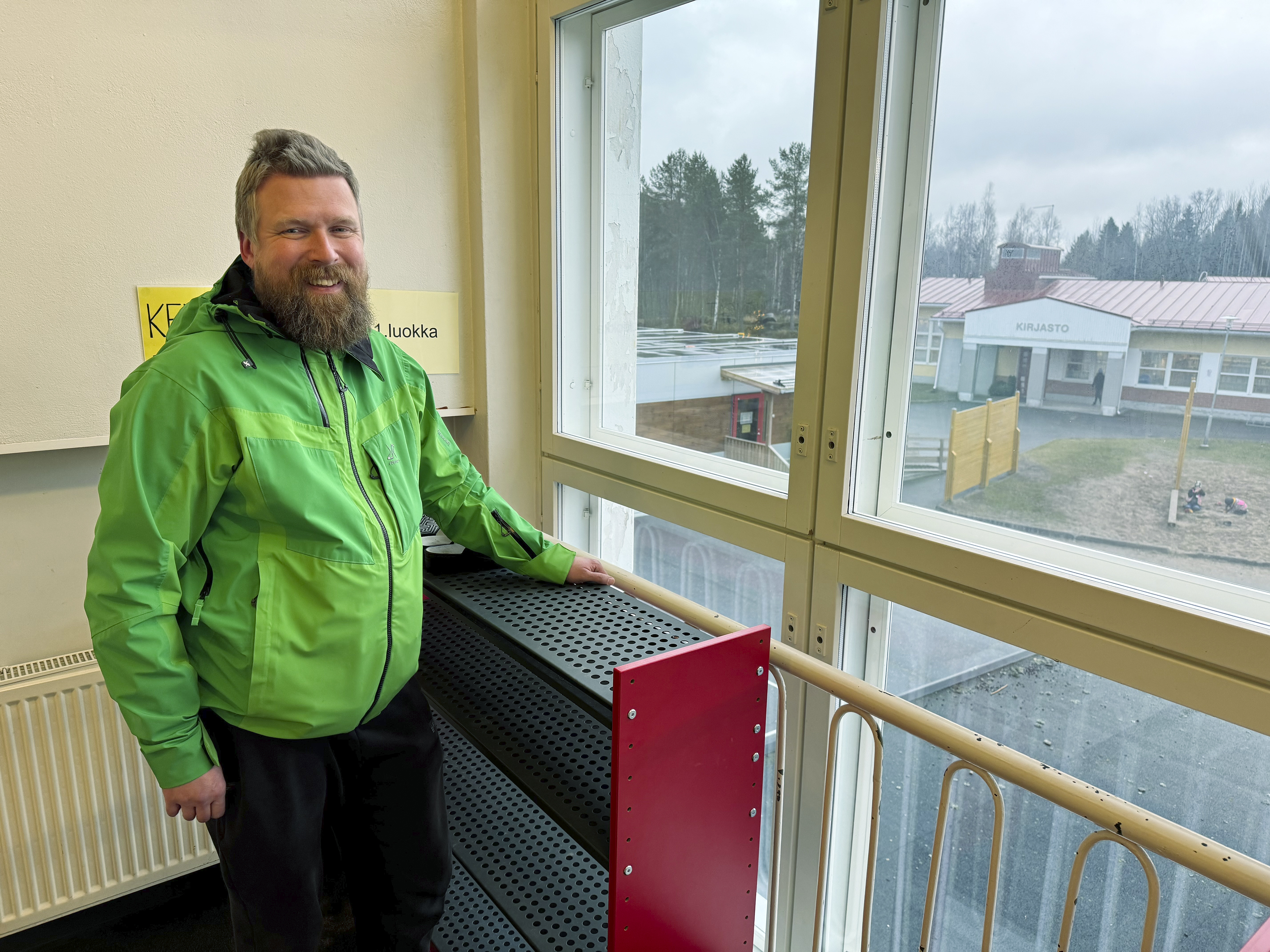 Rengasmatkalta takaisin kotiseudulle, Ponnikas työskentelee koulunuorisotyöntekijänä Merijärvellä ja Alavieskassa