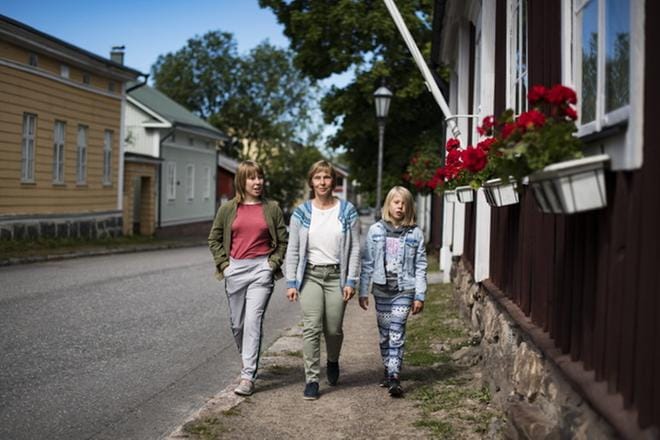 Lena Hartvigsen tutustui lastensa Karitan ja Madelenin kanssa Kokkolan keskustassa sijaitsevaan vanhaan kaupunginosaan Neristaniin.
