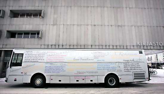 Oulun uuteen kirjastoautoon mahtuu 3 500 opusta. Auton kylkiä koristaa sitaatteja eri kirjailijoilta.