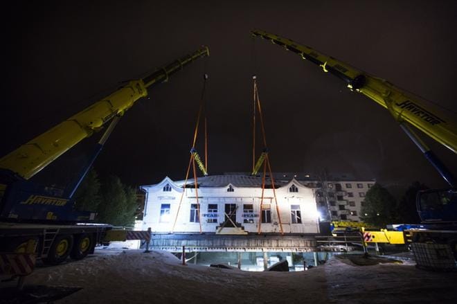 Hirsivanhuksen siirto alkoi kello 16. Uudella paikallaan se komeili jo kaksi tuntia myöhemmin. KUVA: JARNO PELLINEN