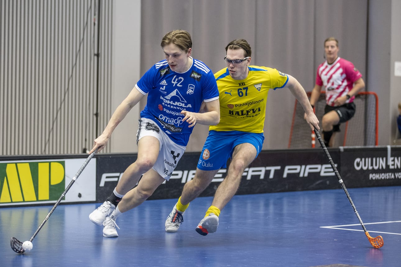 OLS:n Väinö Mertaniemeä (oik.) ei häiritse joukkueen tiivis pelitahti.