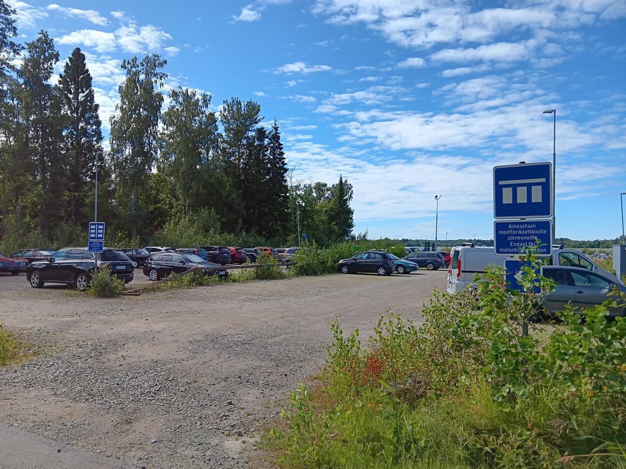 Kuvassa lähempänä merenrantaa oleva paikoitusalue laajene kuvasta nähtynä oikealle päin.