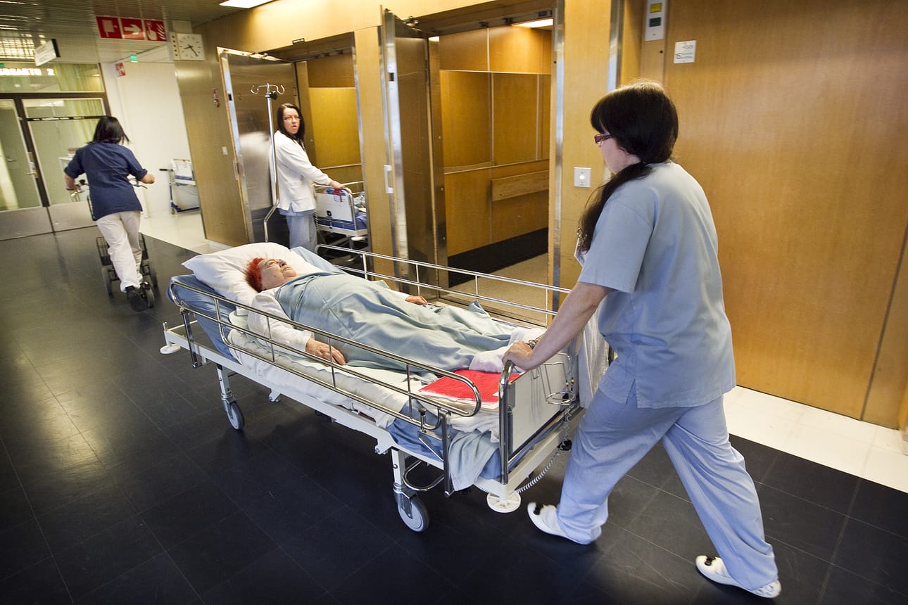 Esimerkiksi naisvaltainen hoitoala työllistää myös tulevina vuosikymmeninä.