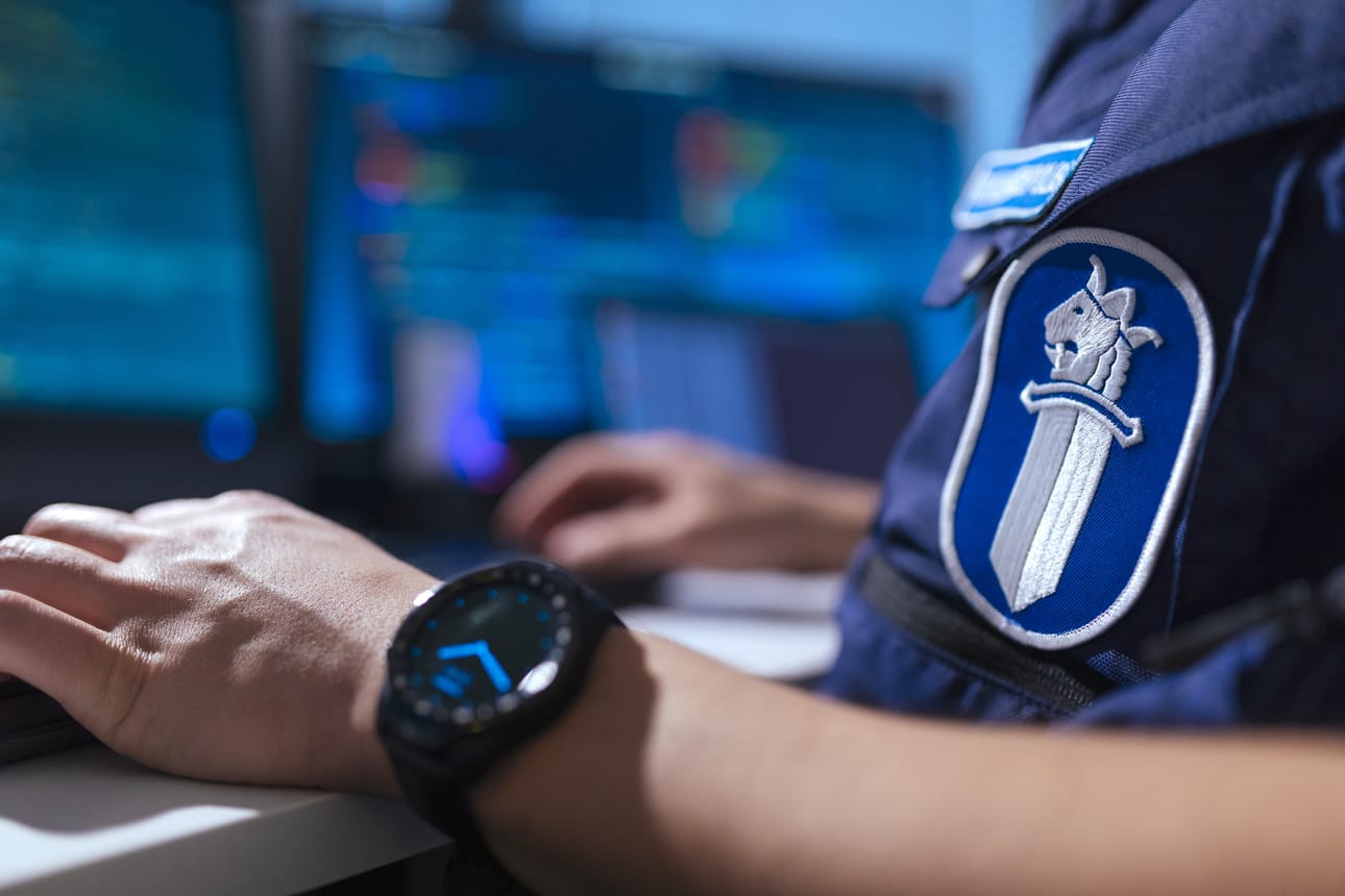 Pohjanmaan poliisi sai perjantaina tehtävän Mustasaaressa sijaitsevan Veikkaalan vanhan koulun pihamaalle, kun sieltä löytyi epäilyttävä esine.