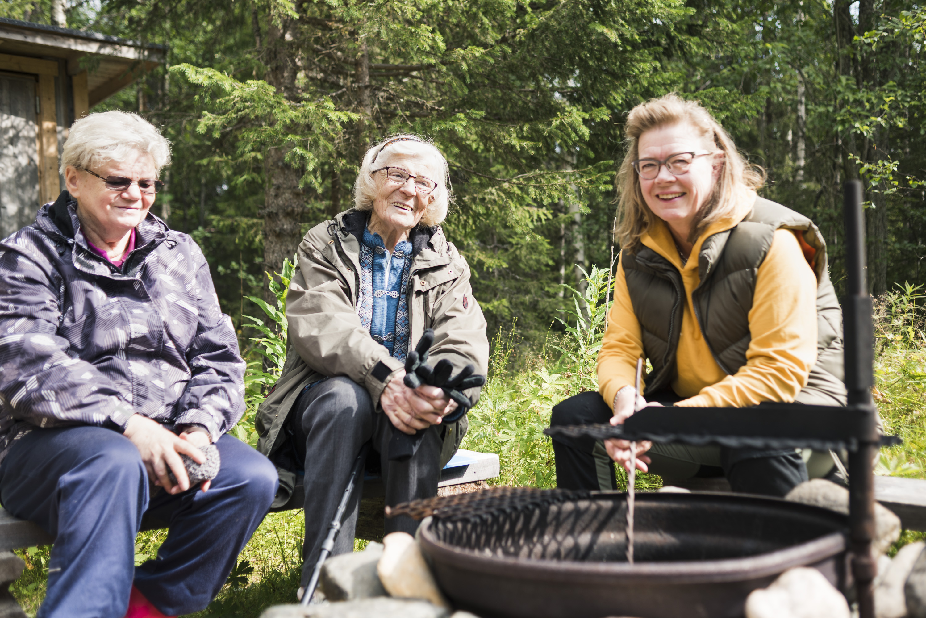 Seija Pitkänen siskonsa Pirjo Jäkälän ja veljentyttärensä Maritta Pitkäsen kanssa Saunakosken myllyn tulipaikalla. Uudelleenrakennettu myllyalue on suvun kokoontumispaikka ja tehnyt historiasta todellisempaa jälkipolville.