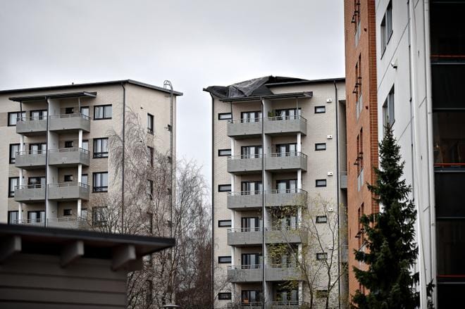 Seinäjoella Kalevalantien ja Ruukintien risteyksessä sijaitsevan kerrostalon katto repeytyi osittain irti. Huopakaton korjaus jatkuu tänään tiistaina. Arkistokuva: Tomi Kosonen