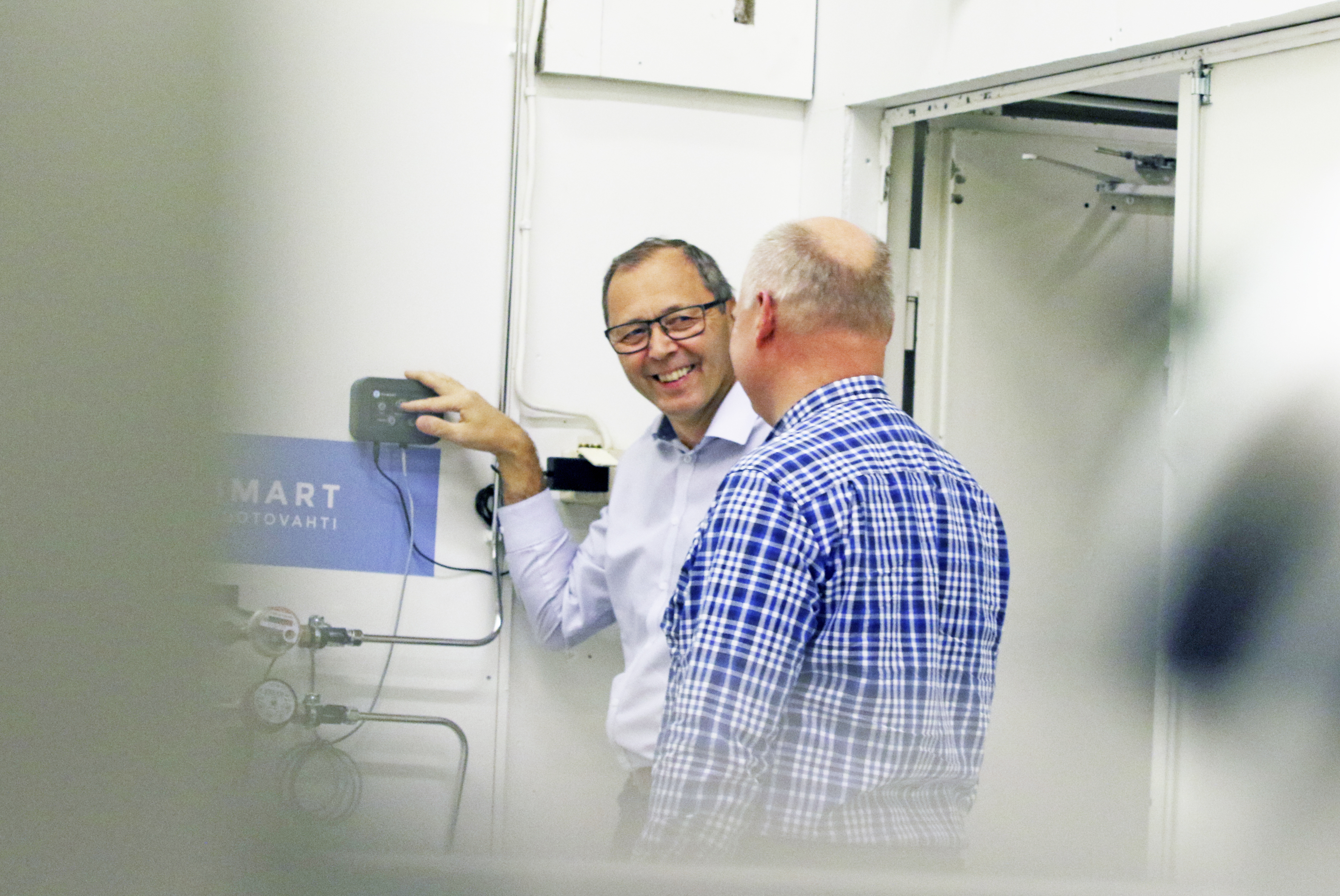 Veimart Oy:n Martti     Jokelainen (vasemmalla) esittelee Heikki Paakkarille yrityksen     vesivuotovahtia. Vuoden markkinoilla ollut tuote on otettu hyvin vastaan.