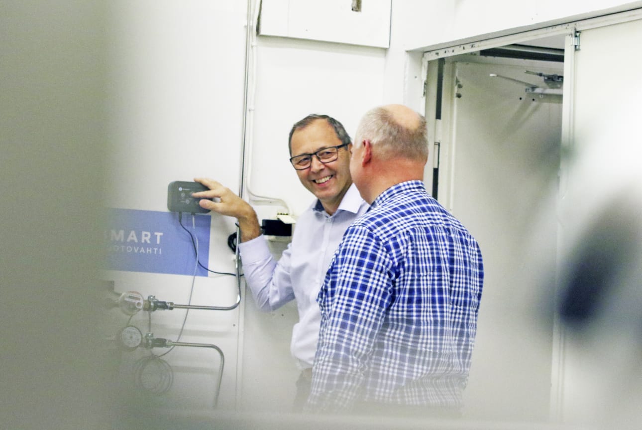 Veimart Oy:n Martti Jokelainen (vasemmalla) esittelee Heikki Paakkarille yrityksen vesivuotovahtia. Vuoden markkinoilla ollut tuote on otettu hyvin vastaan.
