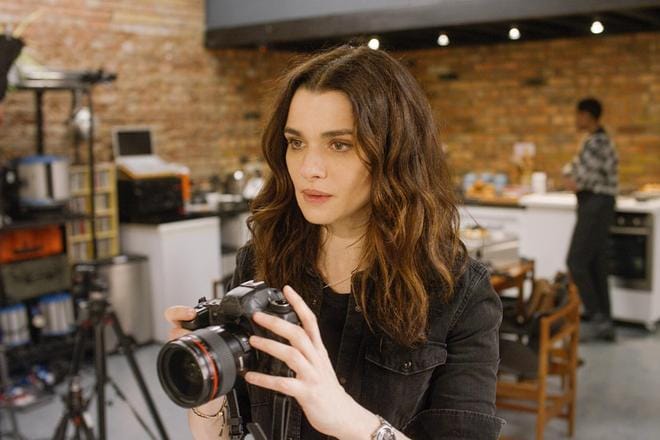 Elokuvassa Tottelemattomuus valokuvaajan uraa tehnyt Ronit (Rachel Weisz) palaa Lontoon ortodoksijuutalaiseen yhteisöön, joka on torjunut hänet nuoruuden ihastuksen vuoksi.