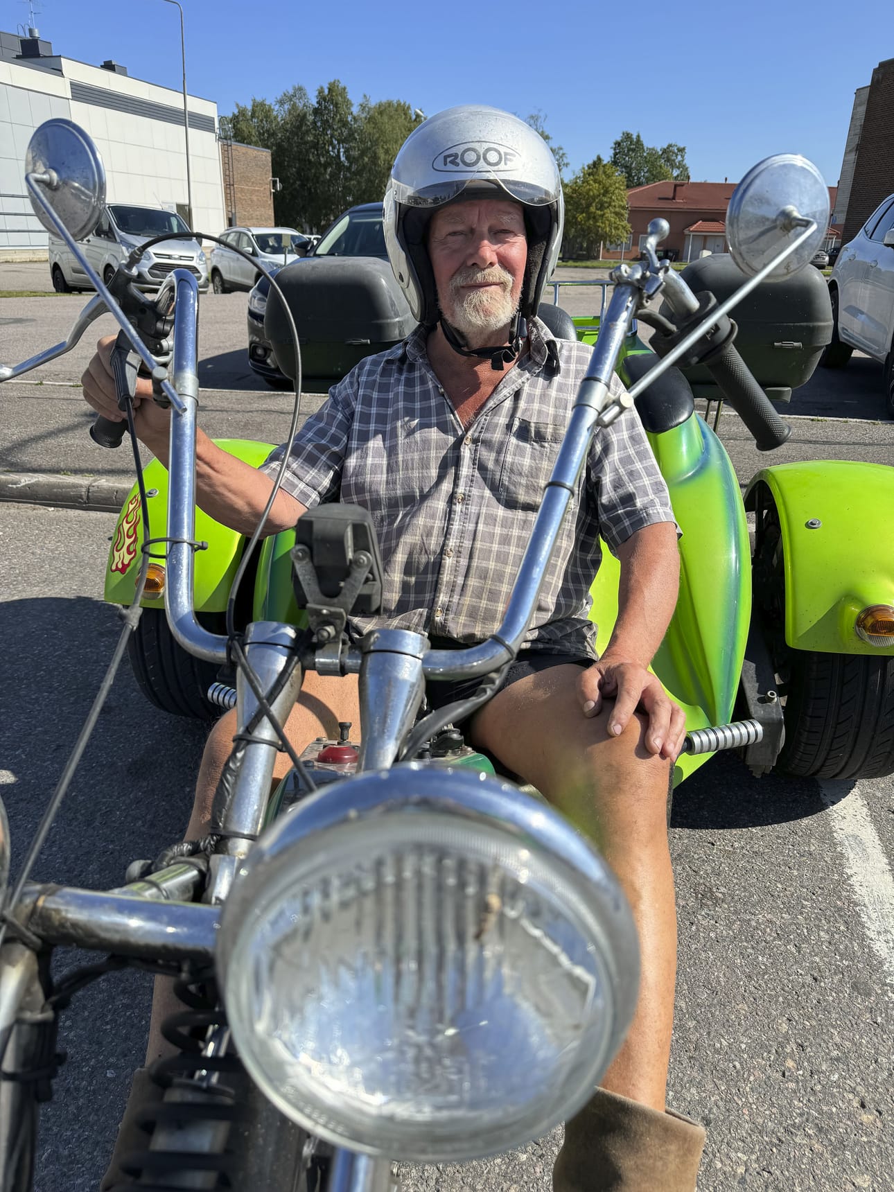 –Triket eivät ole mikään kovin uusi keksintö. Ne ovat Amerikasta lähtöisin, jossa niitä on käytetty pian 100 vuotta, Heimo Hillilä kertoo triken ratissa.