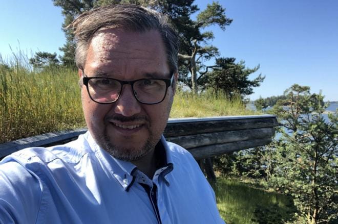 Juha Rintamäki kertoo tuntevansa "kevyttä" ylpeyttä ja rakkautta lakeuksia kohtaan. Piispanvaalissa hän ei kuitenkaan asetu ehdolle. Kuva: Juha Rintamäki