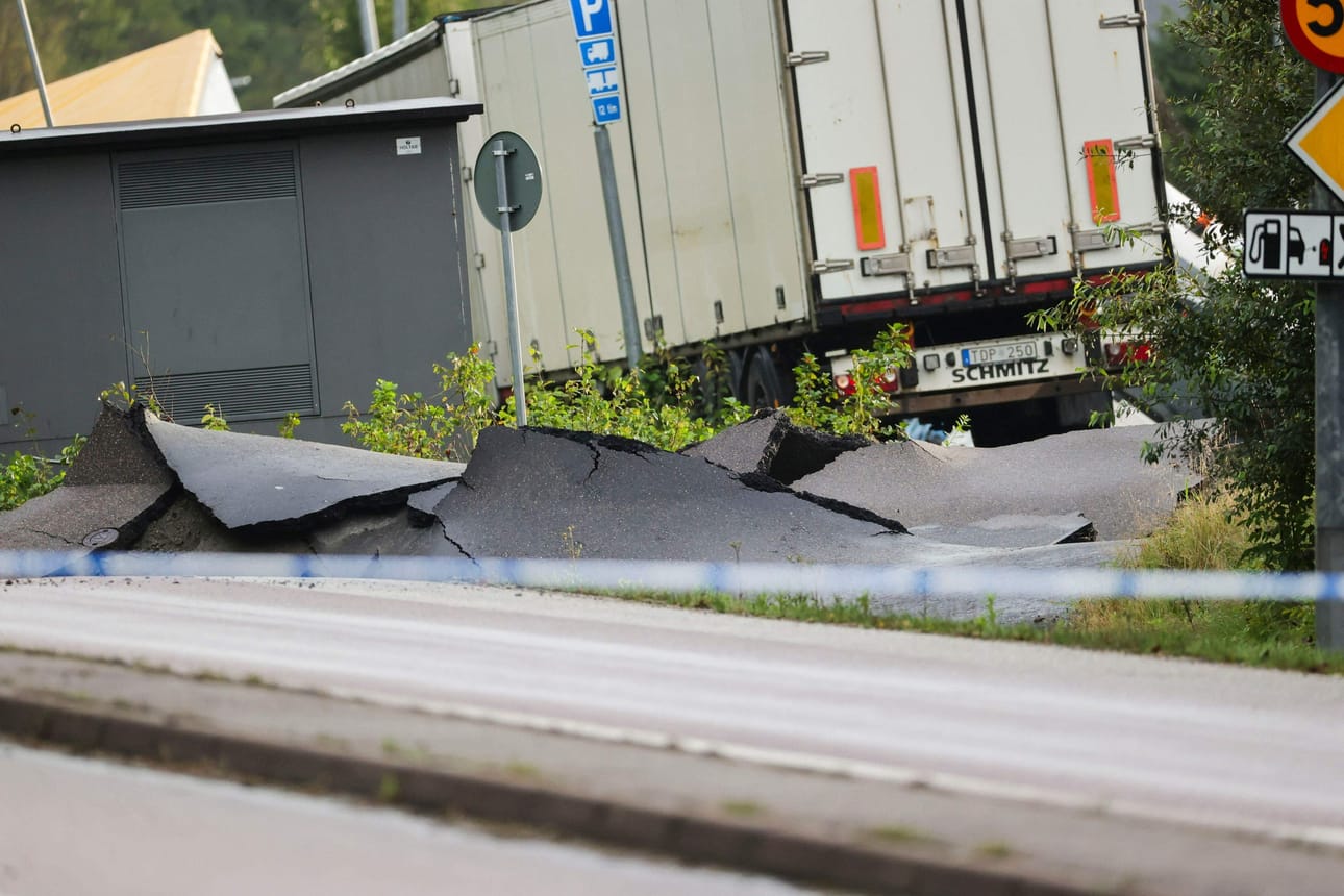 Poliisi tutkii, aiheuttivatko läheisen teollisuusalueen räjäytykset sortuman. LEHTIKUVA/AFP