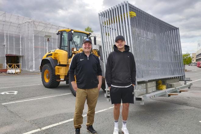 Jesse Salomäki (vas.), Jere Ojala ja kaveriporukka Kurittomat ovat tuttu näky Solar Sound Festivalin taustajoukoissa. KuvaT Emilia Tuomikoski