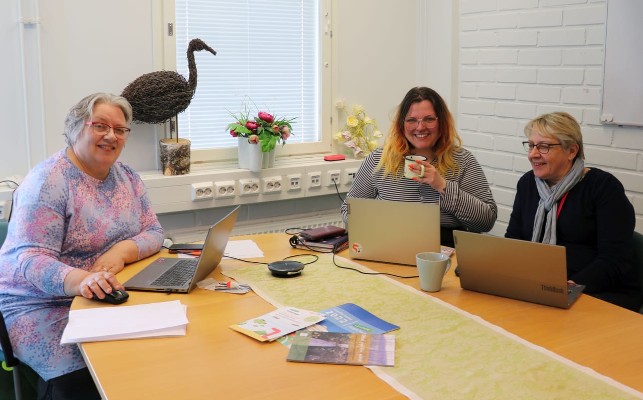 Aisaparin toimistolla LSK Business Parkin entisellä kurssiosastolla ovat työn touhussa Mervi Niemi-Huhdanpää, Jenni Hautala ja Marita Mattila.
