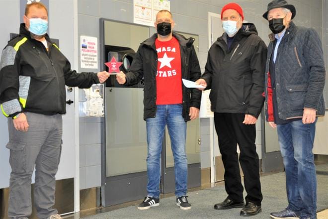 Lions Club Vaasa Meren presidentti Johan Nyberg otti vastaan Wasa Starsin tähden varapuheenjohtaja Marko Heinoselta. Vieressä LC Vaasa Meren Risto Soini ja Osmo Hannuksela. Kuva: Jaakko Jokela