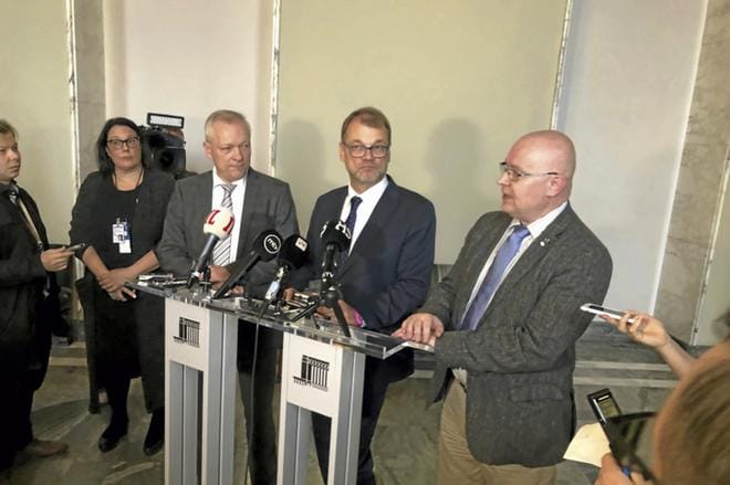Ryhmänjohtaja Kalle Jokinen, pääministeri Juha Sipilä ja työministeri Jari Lindström kertoivat, että hallitus antaa työllisyyspolitiikan isosta kuvasta tiedonannon eduskunnalle ensi viikolla. KUVA: AKI TAPONEN