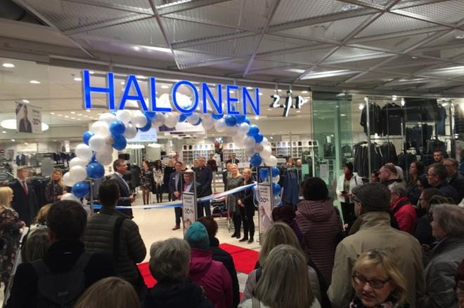 Vaasalaiset olivat tyytyväisiä, kun Halonen vihdoin avasi Vaasassa. KUVA: KATARIINA PAAJASTE