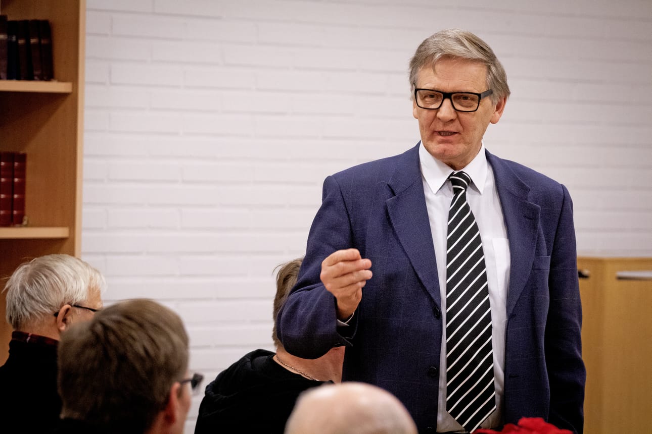 Kirkkoneuvoston varapuheenjohtaja Eero Nuolioja kiitteli valtuutettuja hyvästä yhteistyöstä.