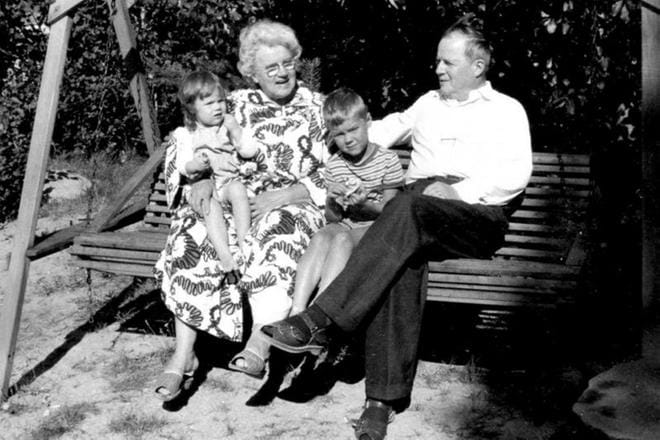 Liisa ja Kustaa Vilkuna kesäpäivän vietossa Soilahden keinussa vuonna 1961. Heillä on seuranaan Asko ja Irma Vilkunan lapset Mari ja Janne. Lapsenlapset kutsuivat isovanhempiaan mummuksi ja ukoksi. Kuva: Irma Vilkuna