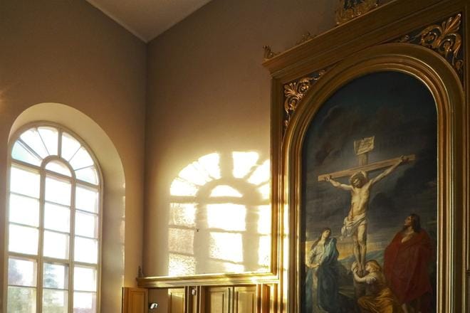 Isonkyrön kirkon alttaritaulun on vuonna 1878 Pariisissa maalannut taiteilija Ida Silverberg. Maalaus on kopioitu flaamilaisen taiteilijan Antoon Van Dyckin työstä. Van Dyckin maalaus puolestaan oli kopio Peter Paul Rubensin ateljeessaan maalaamasta taulusta.