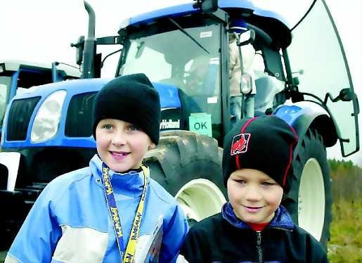 Kiehtova juttu. Eetu Hietala (vas.), 9, ja Ossi Tyni, 7, keräsivät New Hollandin esitteitä kotiväelle näytettäväksi. Poikien kotona ei ole traktoreita, mutta Eetu on saanut tutustua traktoriin serkkujensa luona.