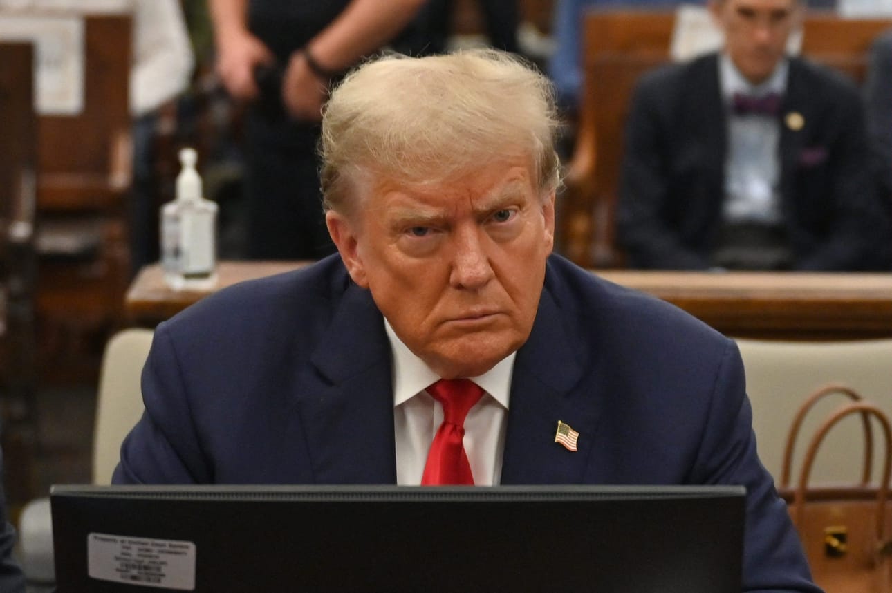 Yhdysvaltain entinen presidentti Donald Trump vietti tällä viikolla kolme päivää oikeudessa Manhattanilla. Oikeudenkäynti jatkuu tiistaina. LEHTIKUVA/AFP