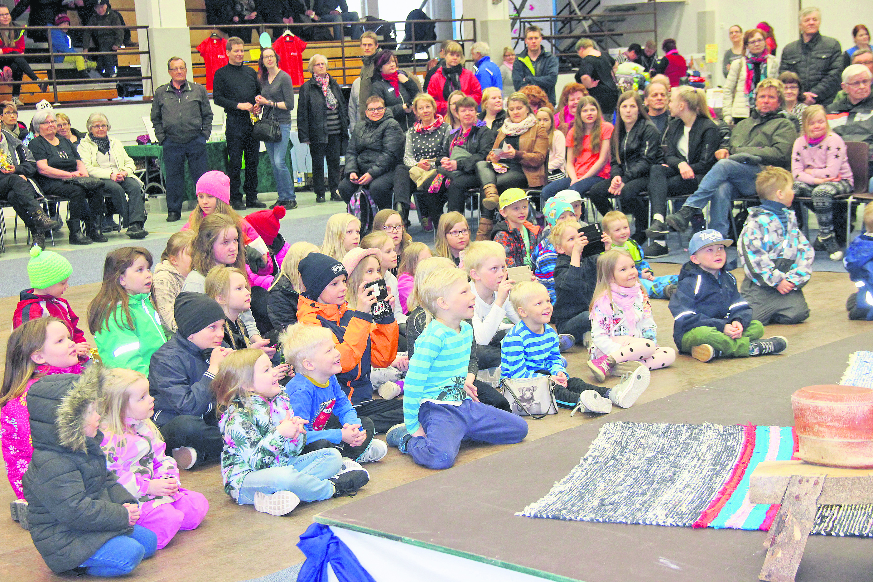 Syntyvyys on Pudasjärvellä vaihdellut 2000-luvulla 70-100 uuden kaupunkilaisen välillä.  Kuolleisuus on kuitenkin vuosittain ollut yli satasen lukemissa. Väestö vanhenee. Luonnollinen väestönkasvu on ollut negatiivinen.