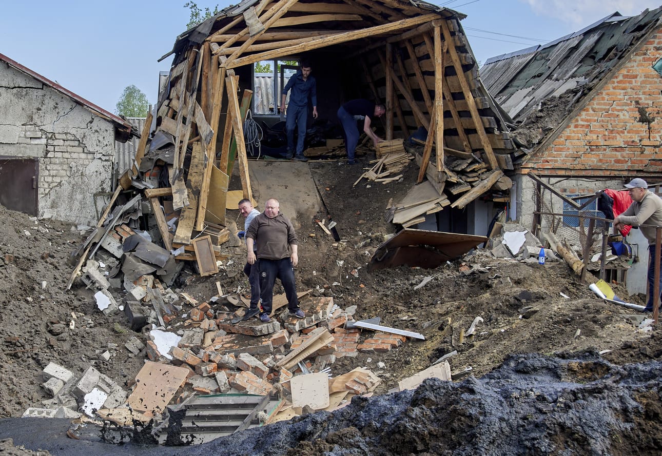 Venäjä tekee edelleen Ukrainassa ohjusiskuja alueille, joilta sen miehitysarmeija joutui viime syksynä vetäytymään. Harkovan alueella Zolotshivin kylässä tutkittiin viikonloppuna öisen ohjusiskun tuhoja.