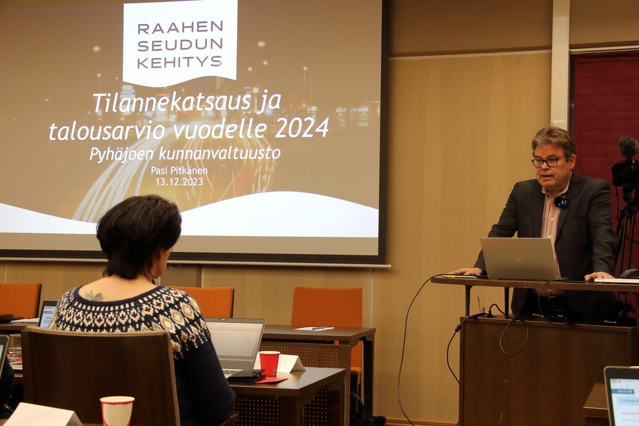 Johtaja Pasi Pitkänen antoi Raahen seudun kehityksen tilannekatsauksen Pyhäjoen valtuustossa.