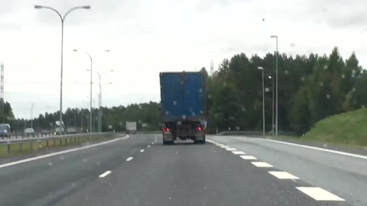 Lukija kuvasi roskaavan rekan Pohjantiellä Oulussa