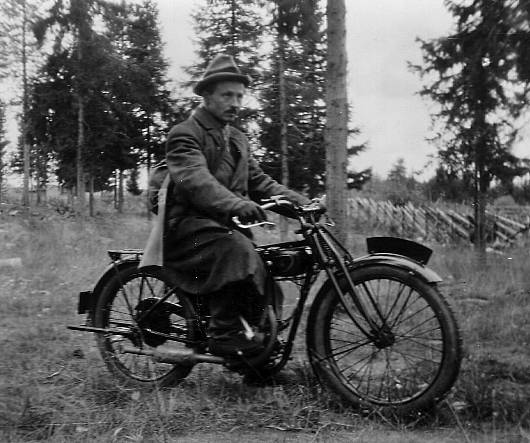 Hetekylän ensimmäinen opettaja Antti Outakoski herätti kyläläisissä ihmetystä tuodessaan ensimmäisenä polkupyörän Hetekylään. Kummastusta aiheutti myös kuvassa näkyvä moottoripyörä. Kuvassa Outakoski moottoripyörineen metsästysreissulla noin 1920-30-luvulla.