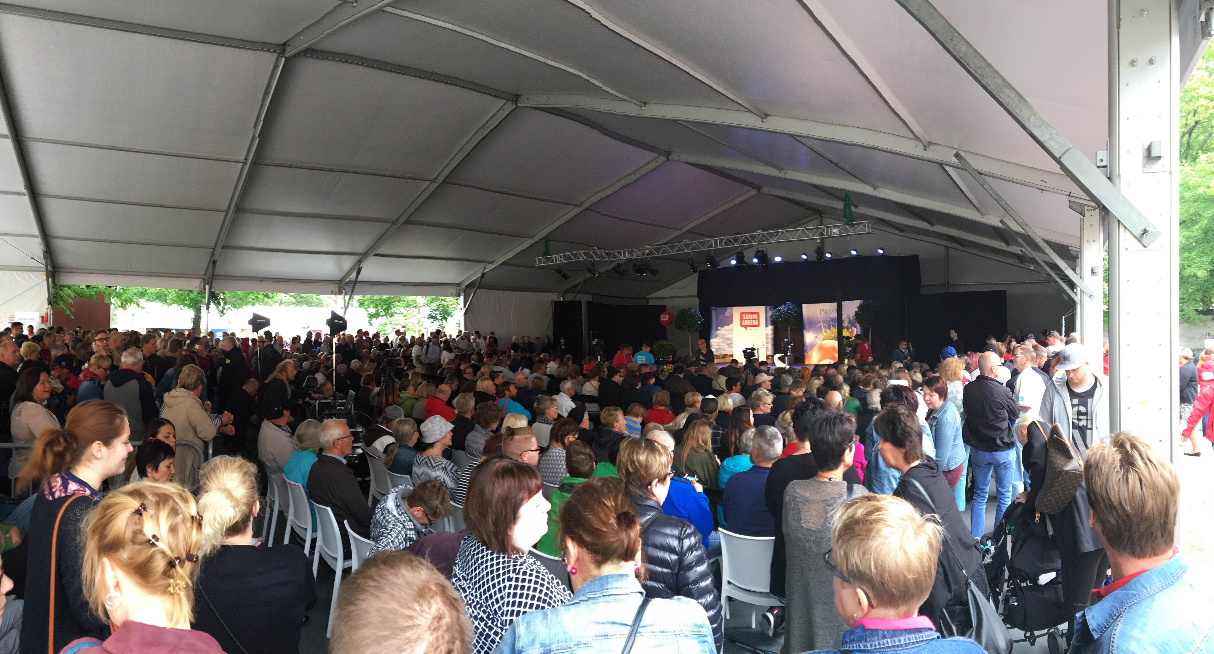 Anneli Auerin esiintyminen Suomi-Areenalla täytti Antinkatu 5:n tapahtumalavan istumapaikat jo puoli tuntia ennen haastattelun alkua.