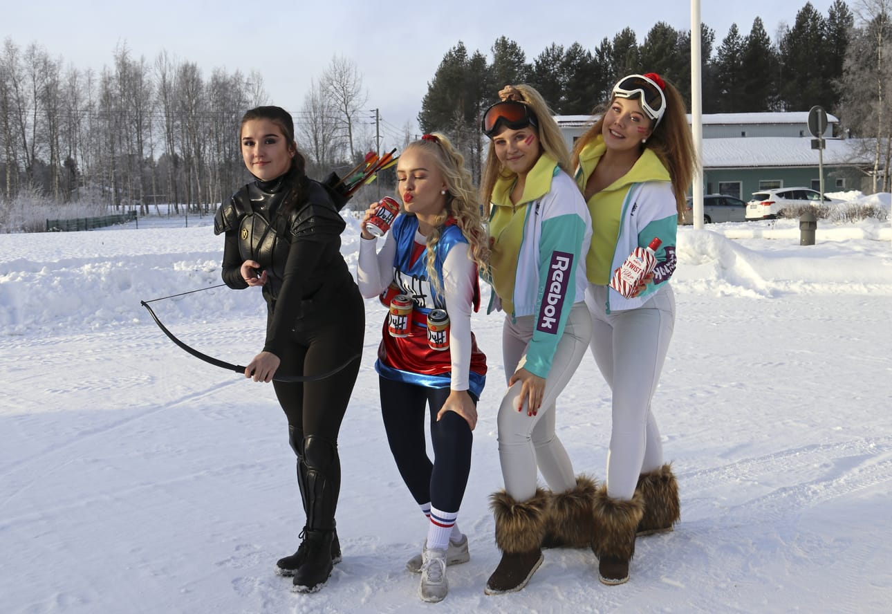 Salla Helin (vasemmalla), Olga Leuanniemi, Jenna Sorsa ja Julia Kiiski aikoivat varustautua penkkariajelua varten toppatakein ja hanskoin. Pakkanen tuntui purevalta.
