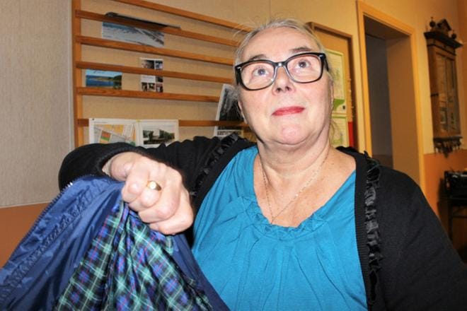 Takki päälle ja kotiin. Ensimmäisen kauden kaupunginvaltuutettu Hannele Lammi (sd.) piti illan kokouksessa yhden puheenvuoron. KUVA: TAUNO RIIHILUOMA