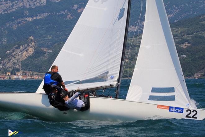 Soling - miehistö FIN 46 Heinonen-Helmhout-Heinonen EM-kilpailun viimeisessä lähdössä jossa mestaruus ratkaistiin. Kilpailu purjehdittiin hienoissa maisemissa Italian Garda-järvellä. KUVAT: ELENA GIOLAI
