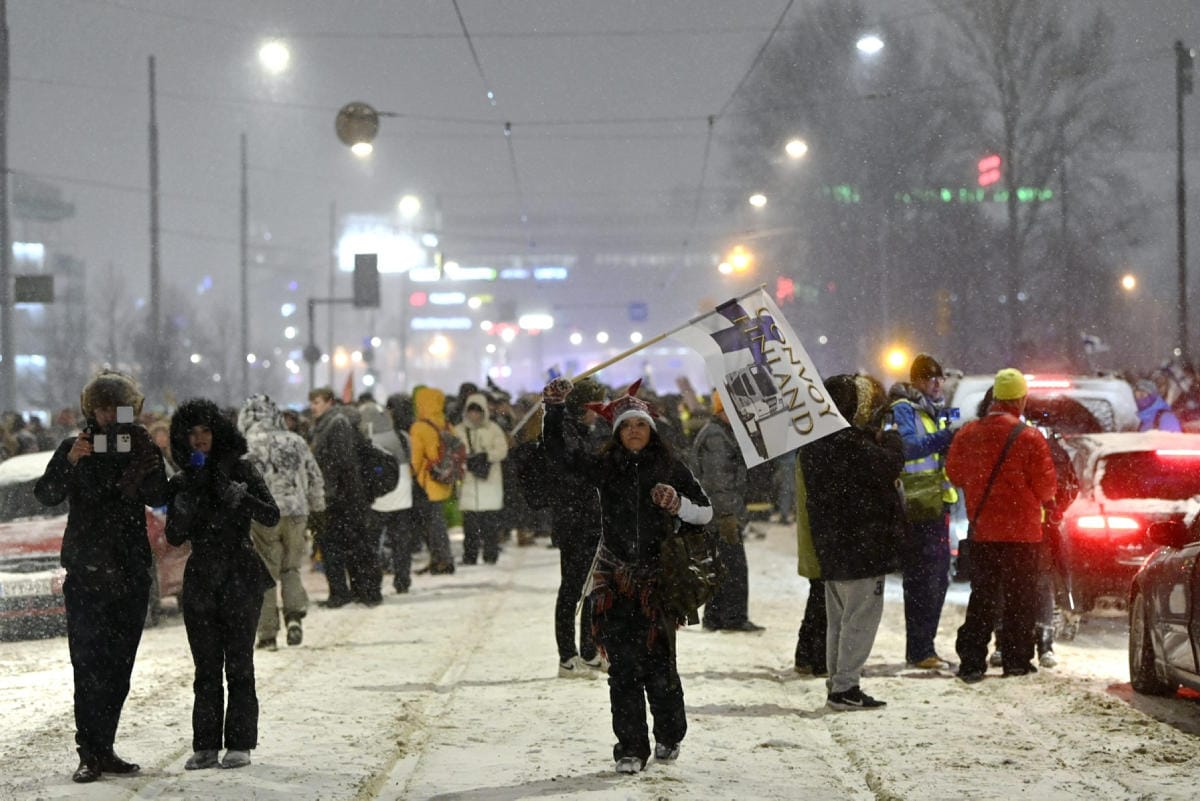 Jalkaisin ajoradalle menneet mielenosoittajat katkaisivat Mannerheimintien liikenteen Eduskuntatalon lähistöllä. LEHTIKUVA / Antti Aimo-Koivisto