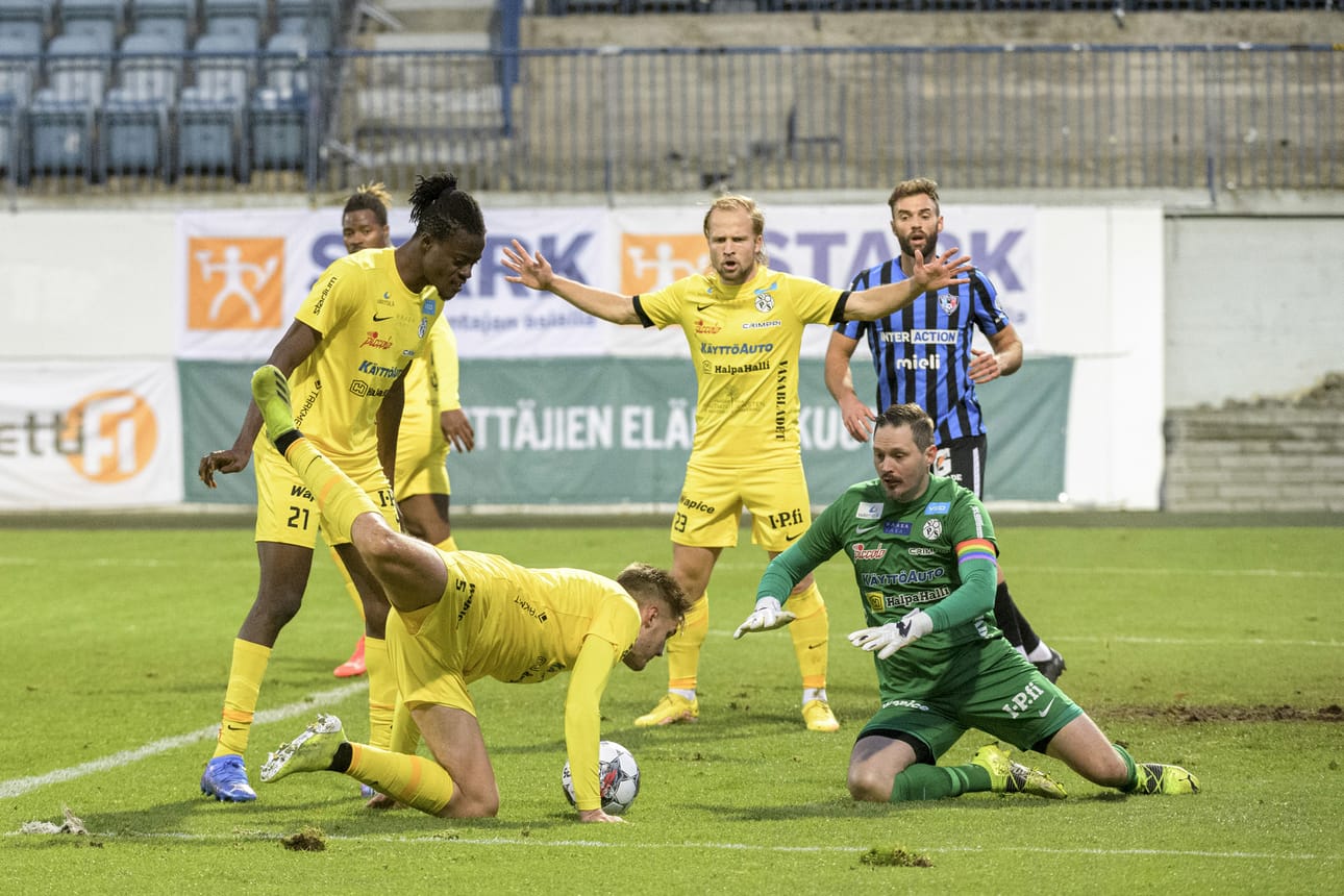 VPS jatkaa eurolopputurnauksen pelejä lauantaina Oulussa. Kuvassa Prosber Ahiabu (vas.), Mikko Pitkänen, Miika Niemi ja maalivahti Oskari Forsman.