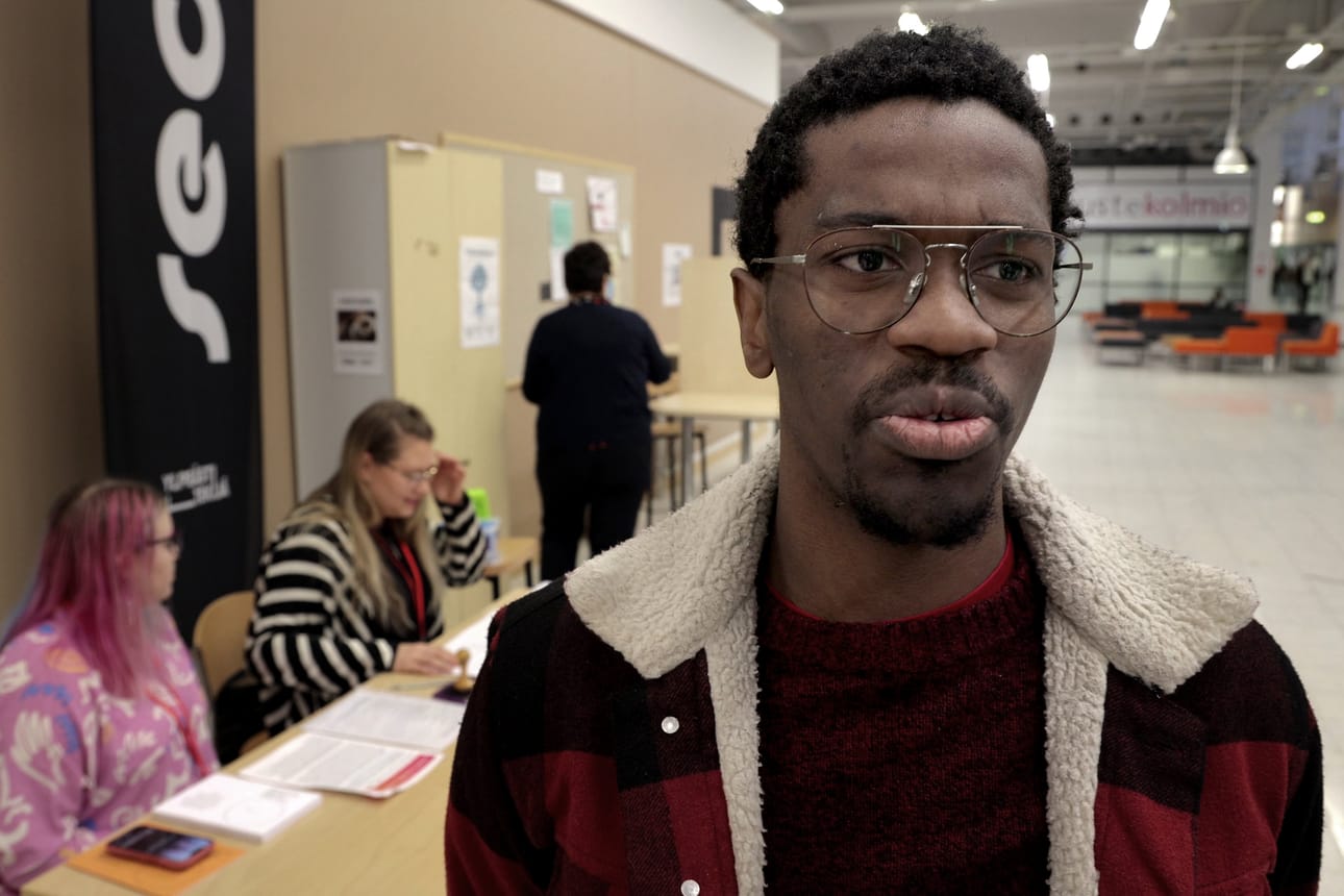 20-vuotias Tommi Niskanen äänesti seurakuntavaaleissa ennakkoon heti kun se oli mahdollista. Hän toimii myös vaalivirkailijana Prisman ennakkoäänestyspisteessä.