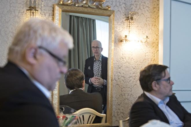 Teknologiateollisuuden johtaja Matti Mannonen (kesk.) kaipaa seuraavalta hallitukselta vahvaa panostusta koulutukseen. Teollisuusliiton varapuheenjohtaja Jari Nilosaari (vas.) on samaa mieltä. Mannosta kuuntelemassa myös Teknologiateollisuuden aluepäällikkö Lasse Ala-Kojola. KUVA: MINNA ANTILA