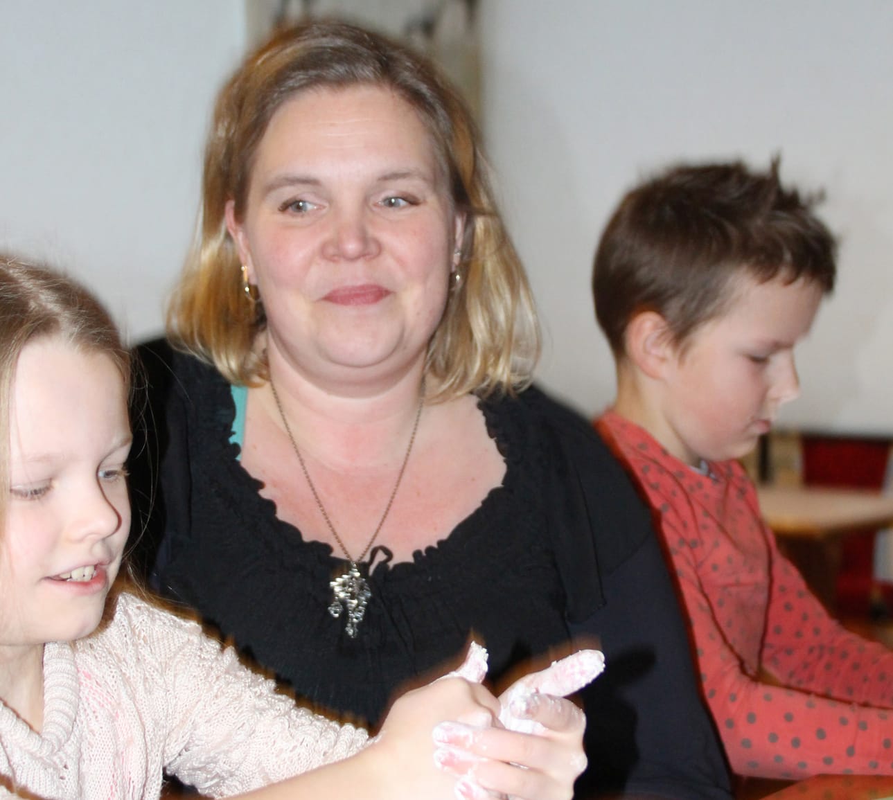 Taidekerho Näpsäkässä tehdään kaikenlaista. Karoliina Paakkosen edessä muovailuvahaa vääntää Sara ja takana Luukas.