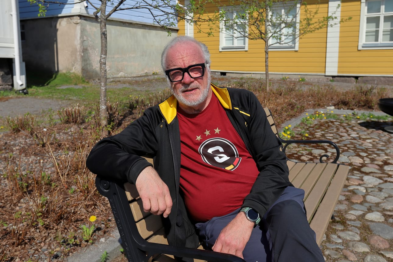 Keskiviikkona Raahessa vallitsi helteinen ilmanala. Matti Röngällä oli hetki aikaa tutustua kaupunkiin ennen lähtöä seuraavalle keikalle Kuivaniemelle.