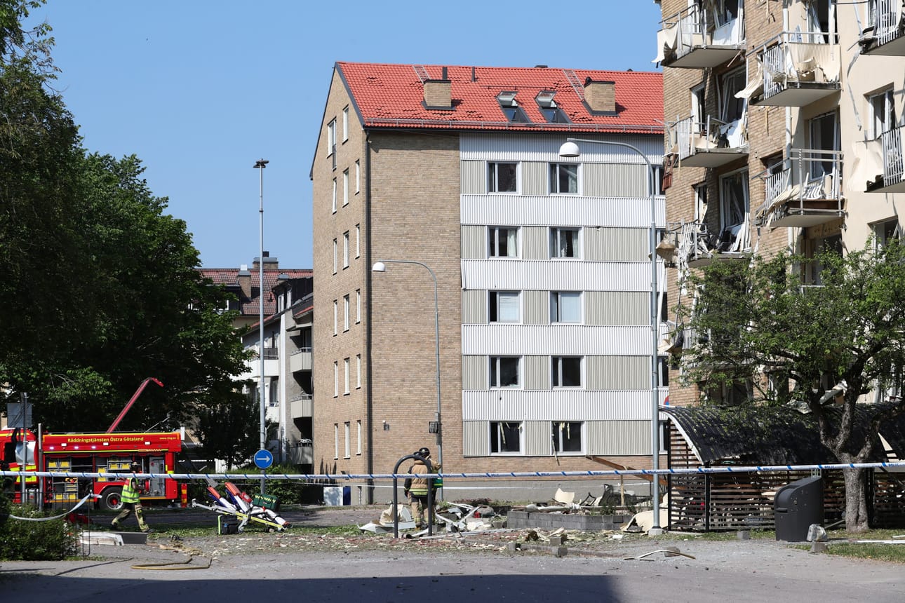 Räjähdys rikkoi parvekkeita ja ikkunoita asuinkerrostalossa Linköpingissä Ruotsissa.