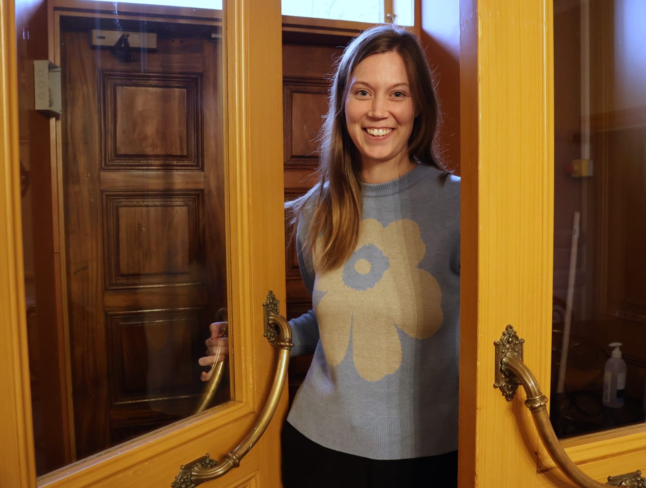 Kristiina täyttää 375 vuotta 5. joulukuuta 2024. - Tuolloin Kristiinahallissa järjestetään lasten tanssiaiset, kertoo Emilia Mattsson Nortamo, joka on kuvassa Raatihuoneen ovella.